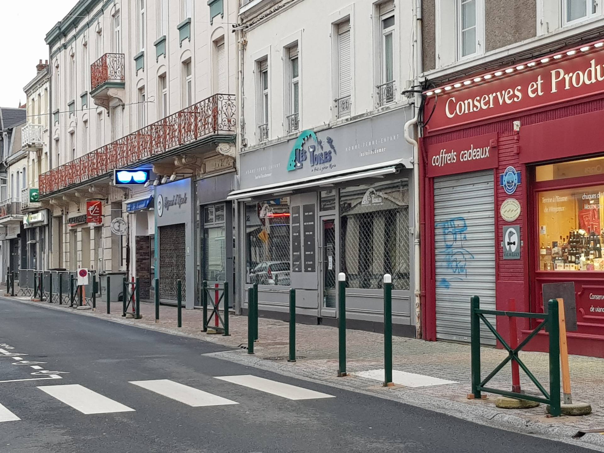 Galerie d'art boutiques village balnéaire centre-ville