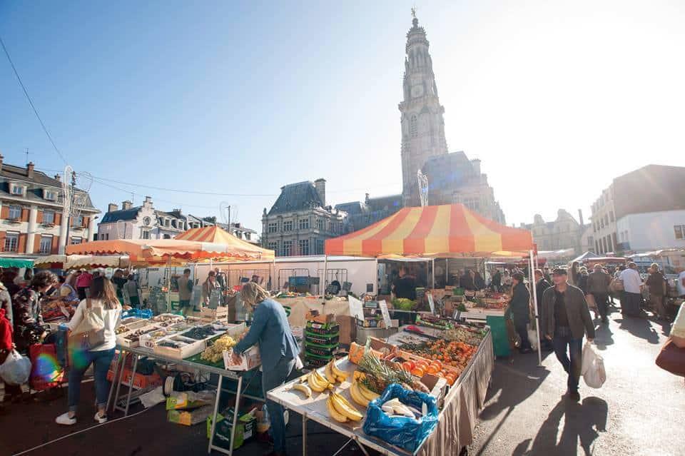 Marché de producteurs locaux légumes fruits fromages