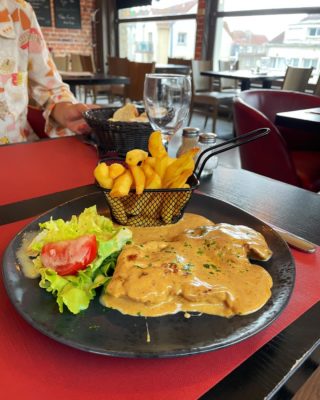 Une envie de cheddar ? 🧀
Vous êtes au bon endroit !🫶

Régalez-vous avec notre escalope de dinde sauce cheddar évidemment accompagnée de frites 😉

#cotedopale #hotel #leflobart #boulognesurmer #pasdecalais #pasdecalais #leportel #brasserie #restaurant #echien #letouquet #hardelot #cotedopale #cheddar