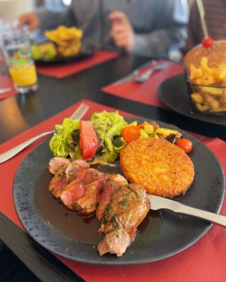 👨‍🍳 En ce moment le chef vous suggère : 
Magret de canard tranché, sauce miel, poêlée de légumes et galette de pomme de terre.

Bon appétit 😉

#cotedopale #hotel #leflobart #boulognesurmer #pasdecalais #pasdecalais #leportel #brasserie #restaurant #echien #letouquet #hardelot #cotedopale