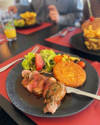 👨‍🍳 En ce moment le chef vous suggère : 
Magret de canard tranché, sauce miel, poêlée de légumes et galette de pomme de terre.

Bon appétit 😉

#cotedopale #hotel #leflobart #boulognesurmer #pasdecalais #pasdecalais #leportel #brasserie #restaurant #echien #letouquet #hardelot #cotedopale