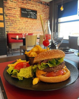 Du bacon, du cheddar, et notre sauce burger ! 😍

Il en faut peu pour nous ouvrir l’appétit. 🤤

#cotedopale #hotel #leflobart #boulognesurmer #pasdecalais #pasdecalais #leportel #brasserie #restaurant #echien #letouquet #hardelot #cotedopale #burger #bacon