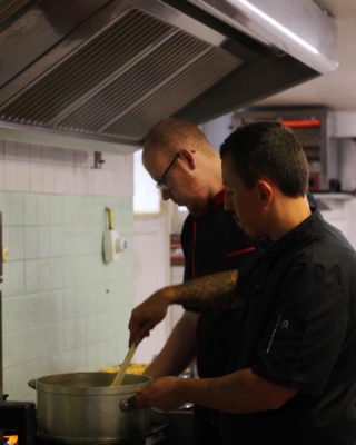 En cuisine avec Thomas et Cyril 👨‍🍳
Nos cuisiniers préparent de bons petits plats à déguster sans modération 😉

📸 @agence.leduo 

#cotedopale #hotel #leflobart #boulognesurmer #pasdecalais #pasdecalais #leportel #brasserie #restaurant #echien #letouquet #hardelot #cotedopale #cuisine #chef #cuisinier