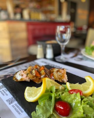 Connaissez-vous le potjevleesch de la mer ? 🧐 

Á la place de la viande de ce plat typique du nord, nous y mettons du poisson :
🐟 Cabillaud
🐟 Saumon
🐟 Lieu noir.

Une entrée fraîche et savoureuse faite maison !😉

#cotedopale #hotel #leflobart #boulognesurmer #pasdecalais #pasdecalais #leportel #brasserie #restaurant #echien #letouquet #hardelot #cotedopale #potjevleesch