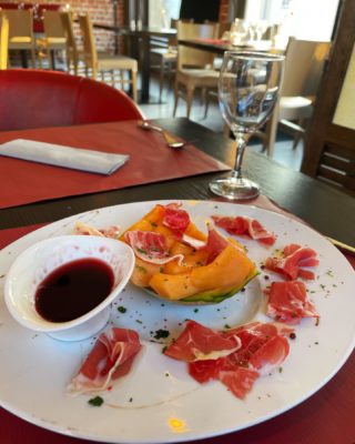 La saison des melons a commencé !😍

On en profite au Flobart pour vous proposer en entrée 1/4 de melon accompagné de jambon cru et porto.

Bon appétit 😋 

#cotedopale #hotel #leflobart #boulognesurmer #pasdecalais #pasdecalais #leportel #brasserie #restaurant #echien #letouquet #hardelot #cotedopale