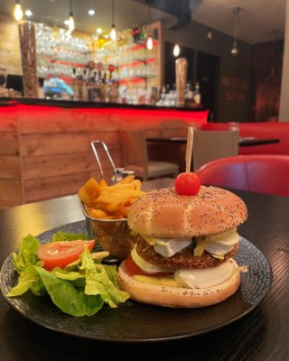 On vous a déjà parlé de notre burger au chèvre ?🍔
Un burger fondant à souhait que vous pouvez déguster au poulet, au bœuf ou dans sa version végé 😉

#cotedopale #hotel #leflobart #boulognesurmer #pasdecalais #pasdecalais #leportel #brasserie #restaurant #echien #letouquet #hardelot #cotedopale #burger