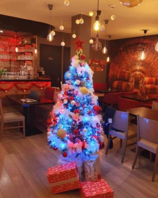 L’équipe du Flobart est de retour demain ! 
L’hôtel et le restaurant sont passés en mode Noël.🎅 🎄 

Nous avons hâte de vous retrouver.
À demain 😉

#cotedopale #hotel #leflobart #boulognesurmer #pasdecalais #pasdecalais #leportel #brasserie #restaurant #echien #letouquet #hardelot #cotedopale #noel #christmas