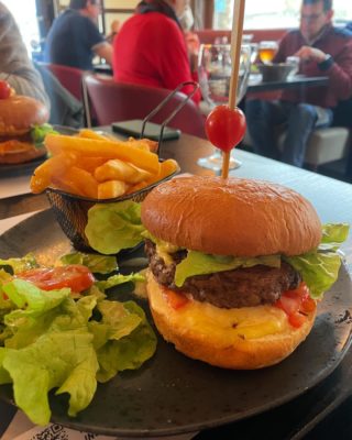 Ce midi on s’est régalé avec le ch’ti burger au Maroilles 🤤

Bon appétit à tous ! 😉

—
#leportel #restaurant #cotedopale #hotel #leflobart #boulognesurmer #pasdecalais #pasdecalais #cotedopale #brasserie #buger #hamburger #bonappétit