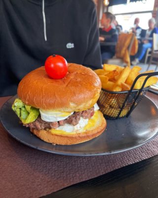 Une photo qui nous donne l’eau à la bouche !🤤

Parmi nos différents burgers, retrouvez le burger chèvre 🍔

—
#leportel #restaurant #cotedopale #hotel #leflobart #boulognesurmer #pasdecalais #pasdecalais #cotedopale #burger #hamburger #food