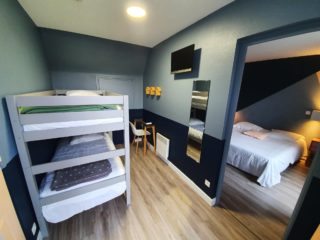 Les vacances scolaires approchent ! ⏳
Pour un séjour en famille au bord de mer, optez pour notre suite familiale.👨‍👩‍👦‍👦

👉Cette chambre vous offre un premier espace avec lit double, et un second avec un lit superposé. Chacun conserve son intimité et profite de ses proches. 

📲Pour toutes réservations ou renseignements contactez-nous !

#cotedopale #hotel #leflobart #boulognesurmer #pasdecalais #pasdecalais #cotedopale #vacances #famille #suite #chambre #leportel #letouquet