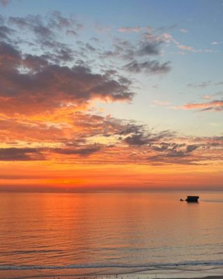 On ne se lassera jamais de contempler les couchers de soleil sur la plage du Portel 😍

#cotedopale #hotel #leflobart #boulognesurmer #pasdecalais #pasdecalais #leportel #restaurant #echien #letouquet #hardelot #cotedopale #sunset